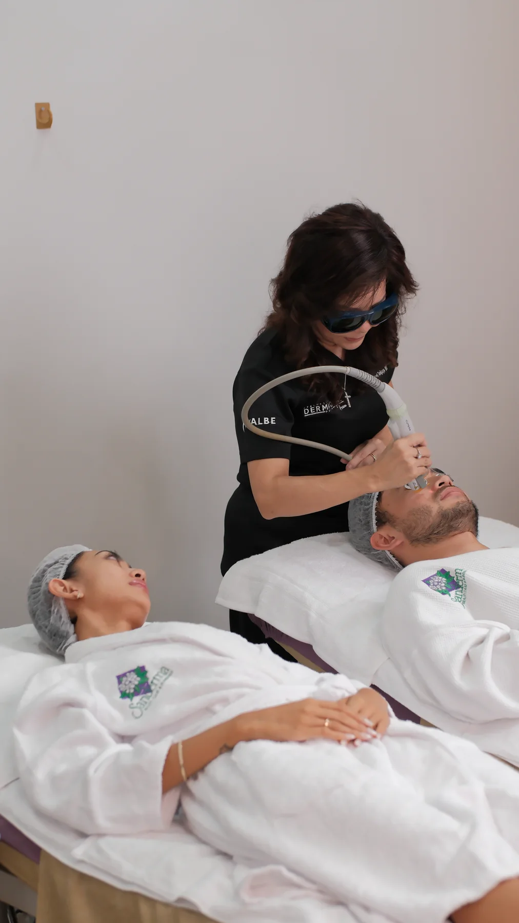 Perawatan Nd:YAG laser oleh tim Sanderma