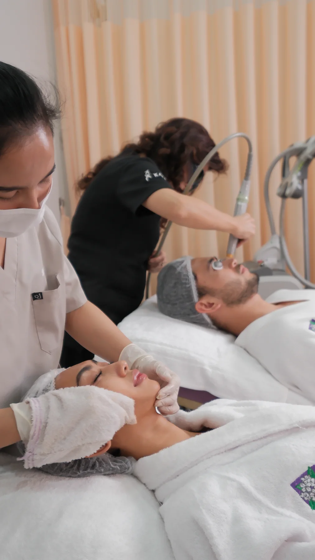 Perawatan facial dan lifting oleh tim Sanderma